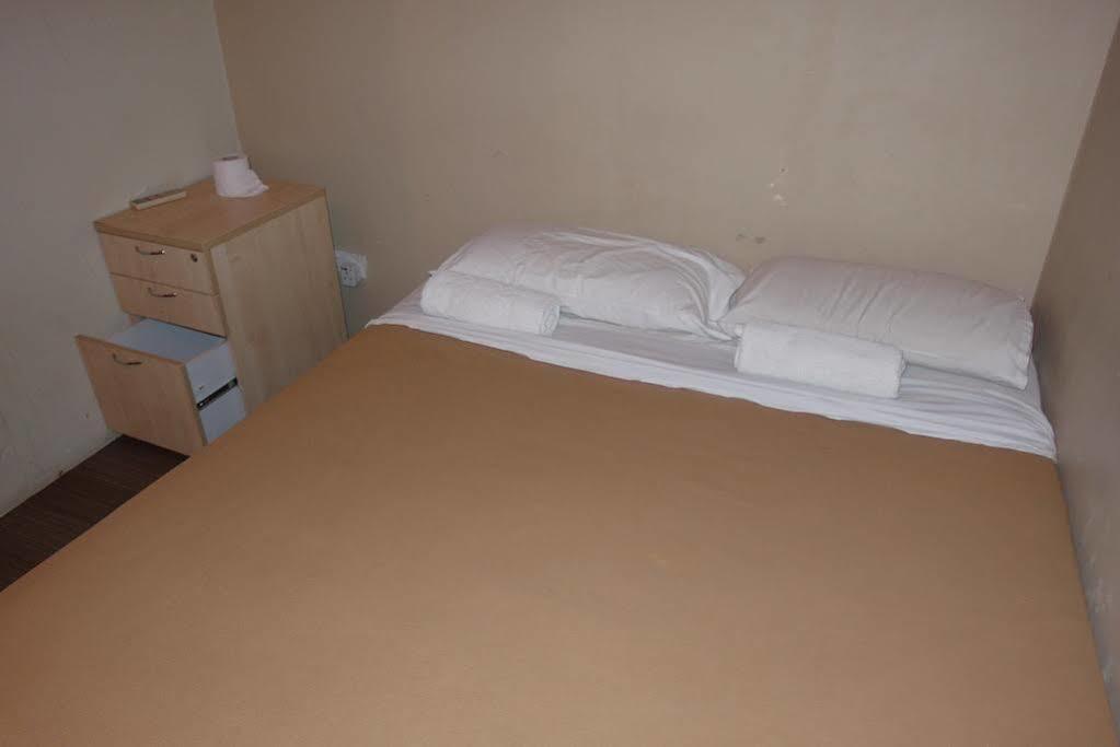 Number Eight Guesthouse Куала Лумпур Екстериор снимка